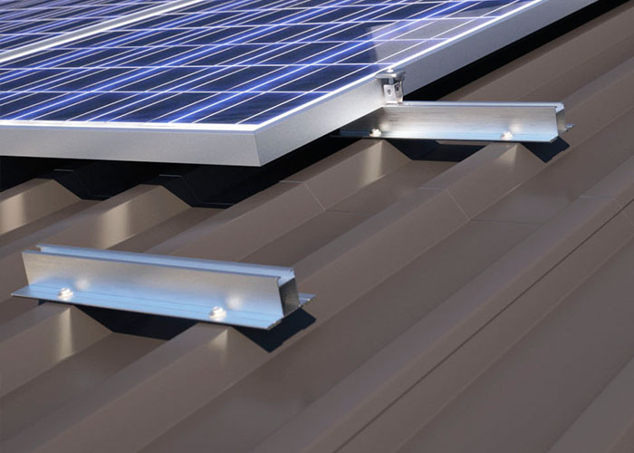 Sistema de estantería solar con mini riel para techo metálico.