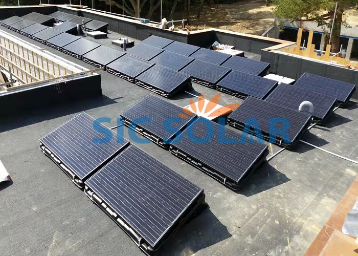 Proyecto de montaje de lastre de techo plano solar.