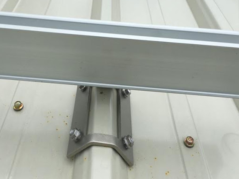 Abrazadera de techo solar trapezoidal