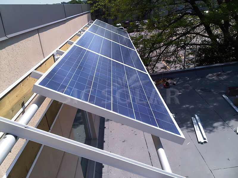 Montaje en pared de paneles solares