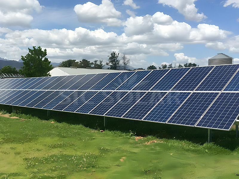 Montado en tierra solar