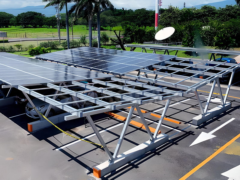 Estructura de cochera con panel solar