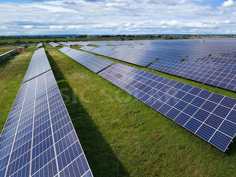 Bastidores solares de montaje en tierra de 20 MW en EE. UU.
        