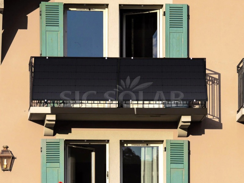 Soportes de montaje para paneles solares de 2 kW en balcones de España