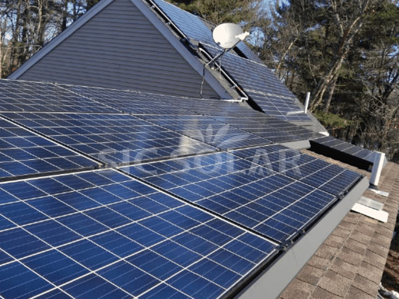 Paneles solares de 30 kW sobre tejado de tejas cerámicas en Singapur