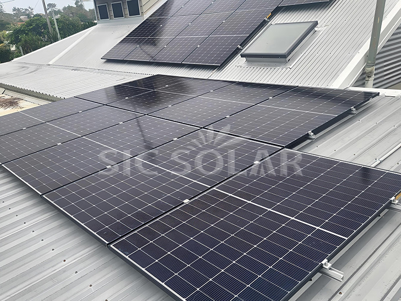 Instalación de sistema solar de 20 kW en techo de metal corrugado en Bulgaria