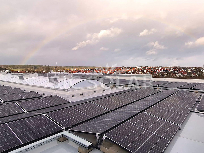Sistema de montaje de paneles solares de 200 kW en techo plano en Italia