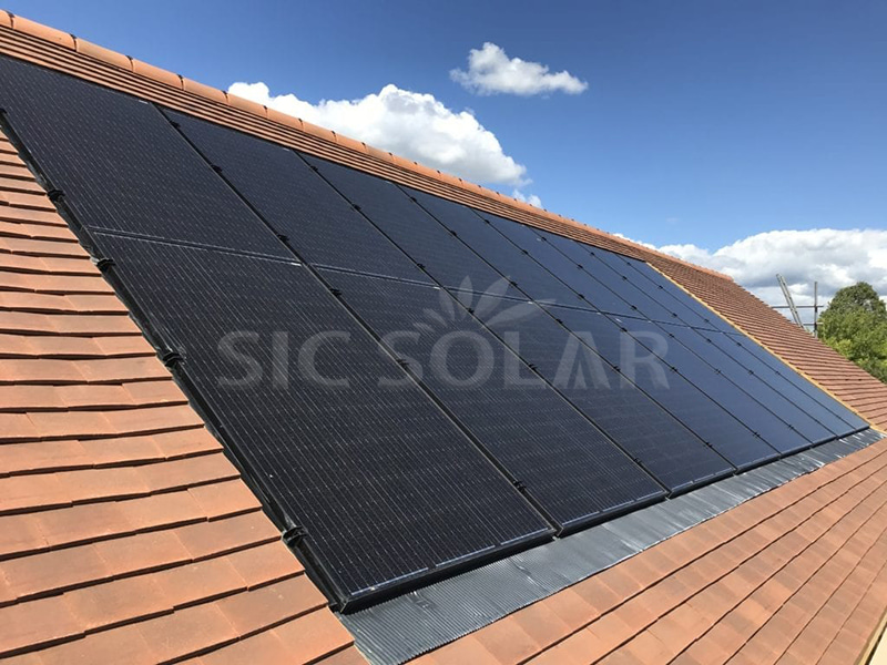 Sistema de instalación solar de 10 kW para tejados de tejas inclinadas en la República Checa