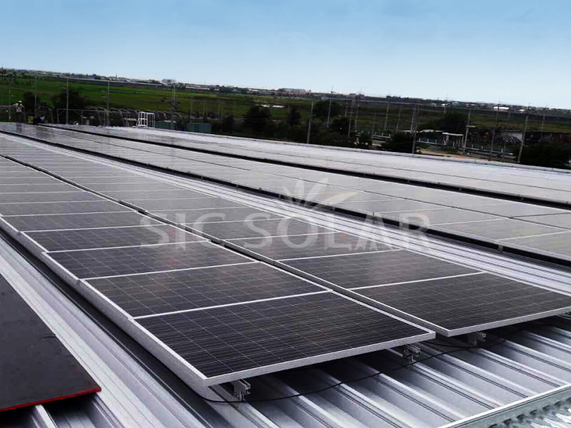 Abrazadera para techo de hojalata solar de 300 kW en Polonia