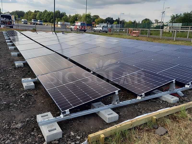 Sistema de montaje con balasto solar de 80 kW para suelo y techo plano en el Reino Unido