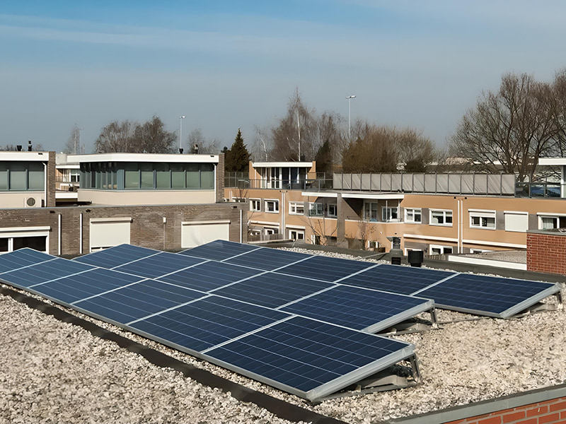 Paneles solares de 8 kW instalados en un tejado plano en Inglaterra