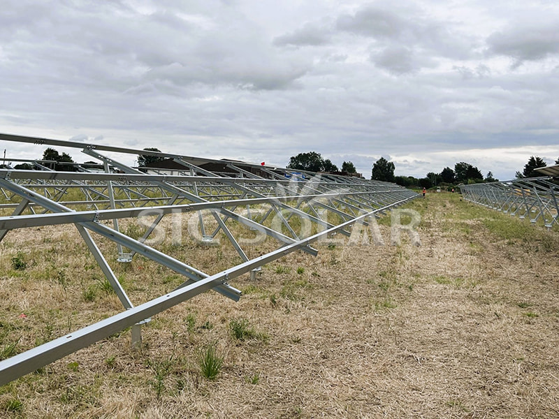 Sistema de montaje en suelo para paneles solares de 300 kW (Reino Unido)