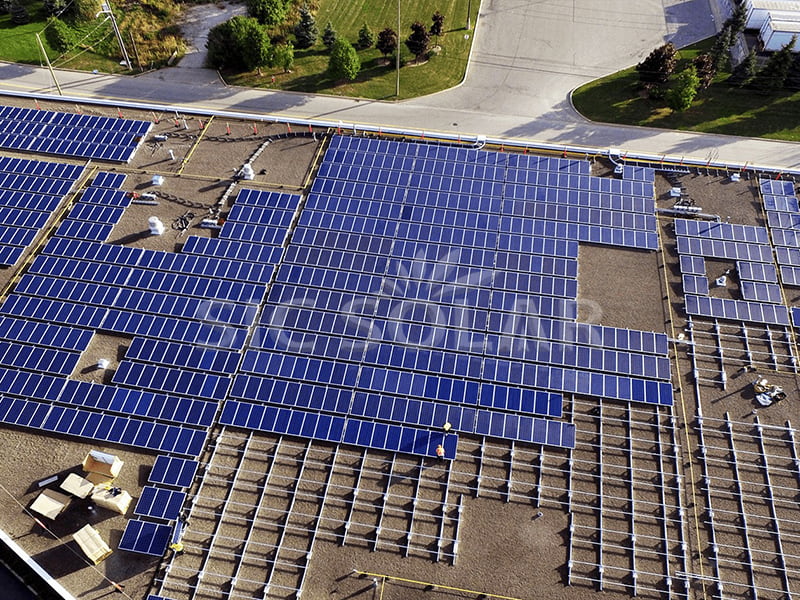 Instalación de paneles solares de 800 kW en tejados planos en Canadá