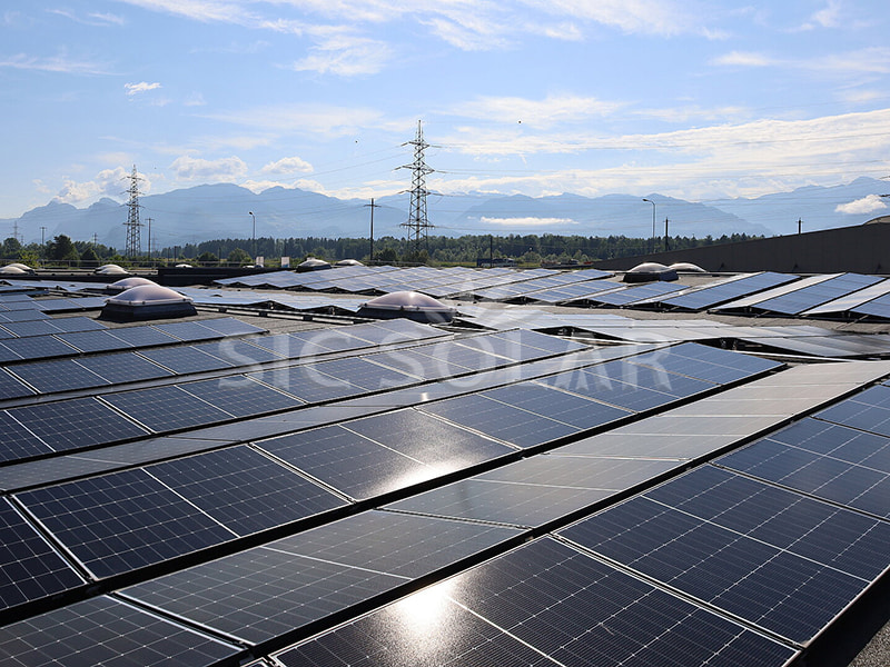 Instalación de paneles solares con balasto de 2 MW en tejados planos en Austria