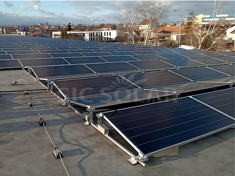 Sistema de montaje de lastre de panel solar este-oeste de 120 kW en Alemania