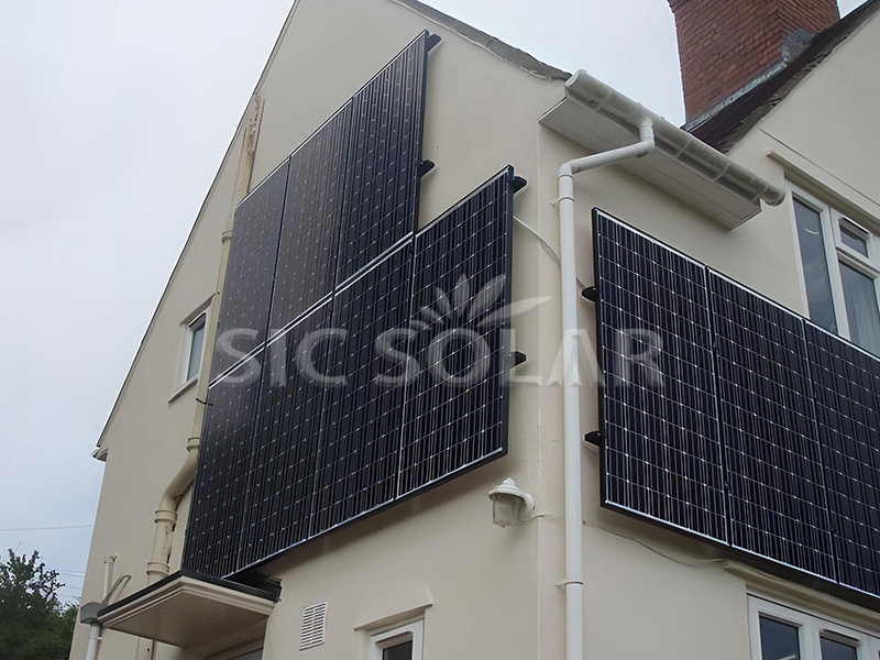 Instalación de paneles solares de 5 kW en una pared vertical en el Reino Unido